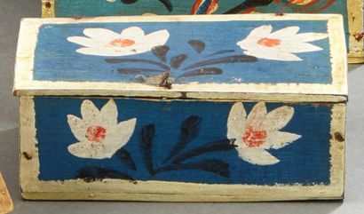 null Boîte normande à décor de fleurs blanches et rouges.
Epoque début XIXème siècle.
Long:...