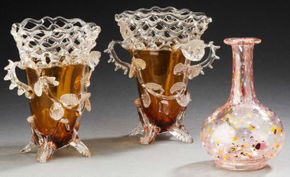  Paire de vases en verre à base teintée ambre, applications de décors travaillés...