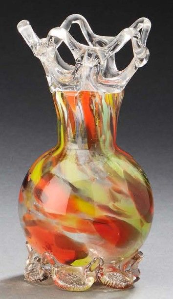 null Vase en verre multicolore sur piètement travaillé à la pince, col en couronnement...
