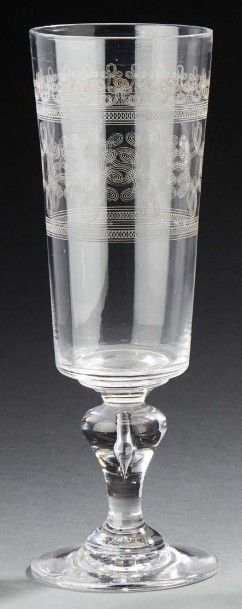  Grand verre tronconique gravé finement de volutes. Epoque XIXème siècle. H: 28,5...