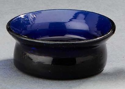  Un petit saleron plat de table en verre bleu cobalt, bord évasé. Epoque XIXème siècle....
