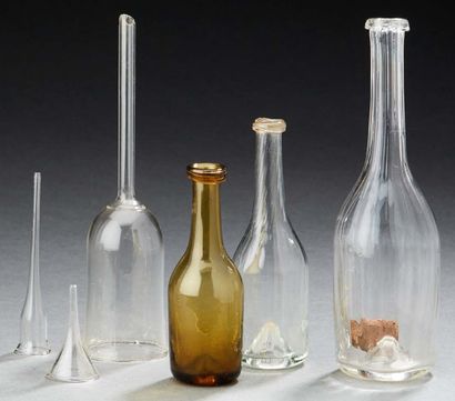  Ensemble de petits objets en verre comprenant trois flacons "bouteilles" et trois...