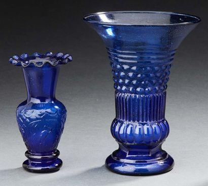 null Deux vases en verre bleu moulé, un à forme cornet l'autre à forme col ondulé.
Epoque...