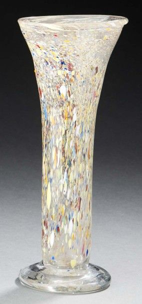null Un vase en verre tacheté multicolore, cornet sur talon plat.
H: 25 cm - Diam...