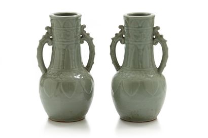 null CHINE.

Paire de vases de forme balustre en porcelaine à couverte céladon verte,...