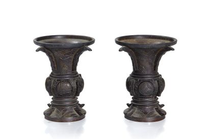 null CHINE.

Paire de vases d'autel, de forme cornet (yenyen) en bronze à motifs...