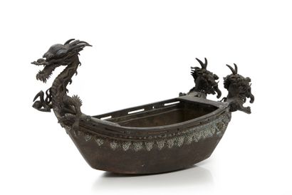 null CHINE.

Barque en bronze formant brûle-parfums, la proue figurant un dragon...