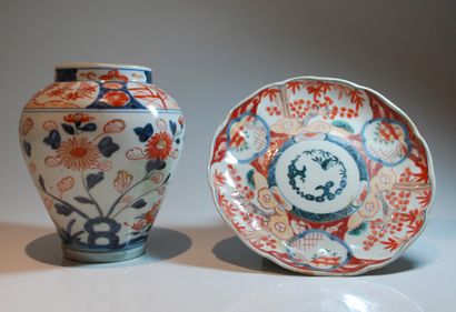 null Une assiette et un vase en porcelaine à décor IMARI.
Travail asiatique du XIXe...
