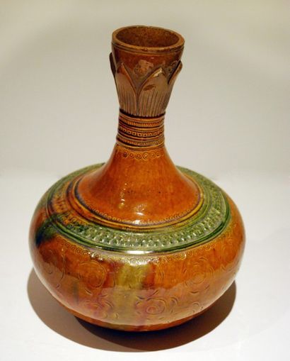 null CHINE
Vase bouteille en céramique à long col étroit à couverte brune, bandeau...
