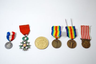 null Ensemble de six médailles comprenant: 

- Une médaille en bronze commémorative...