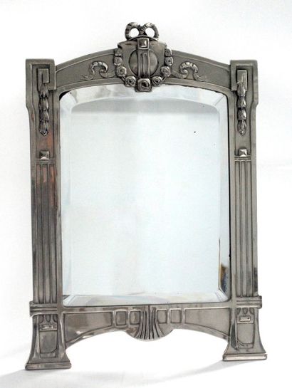 null Miroir de table en métal argenté. 

Vers 1900.

Hauteur 43 cm