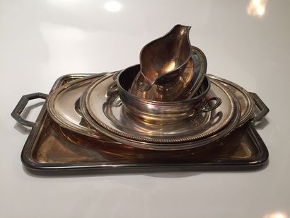 null Ensemble de plats en métal argenté comprenant un plateau à anses, un plat ovale...