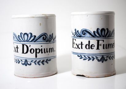 null Ensemble de deux pots à pharmacie en faïence bleu et blanc "Ext d'Opium" et...