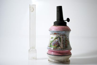 null Lampe à pétrole en porcelaine à décor romantique rose et blanche 

Epoque Napoléon...