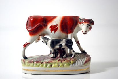 null Groupe en porcelaine anglaise Stafforshire représentant une vache allaitant...