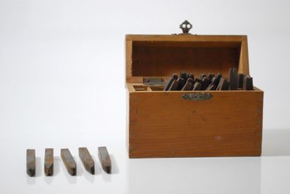 null Une boîte en bois comprenant 27 poinçons représentant les lettres de l'alphabet...