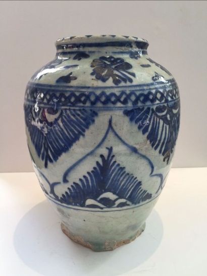 null Vase à col ouvert en faïence à décor blanc et bleu
Hauteur: 30cm
(Eclats et...