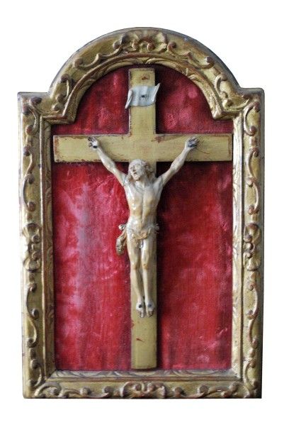 null Christ en croix dans un cadre en bois doré sculpté.

Dimensions 42 x 27 cm