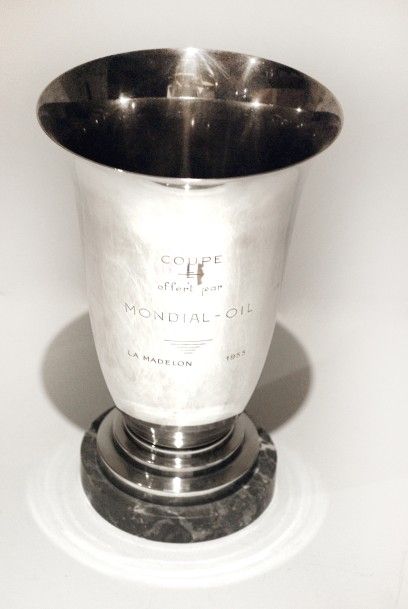 null Coupe en métal argenté "Offert par Mondial Oil" 1955

Dimensions 27 x 16,5 ...
