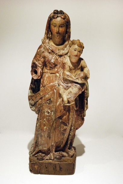 null Statuette en bois doré et à décor polychrome représentant la vierge à l'enfant.

Epoque...
