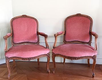 null Paire de fauteuils à dossier à la reine. Garniture de velours velours rose.

Style...