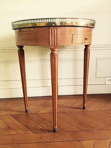 null Table bouillote à galerie et plateau de marbre. 

Style louis XVI, XIXe siè...