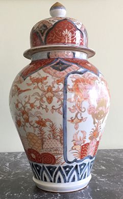 null Vase en porcelaine couvert à décor imari.

Travail asiatique XIXe