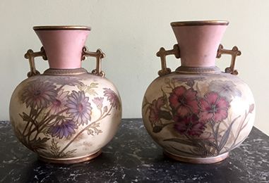 null Paire de vases en porcelaine émaillé à décor floraux.