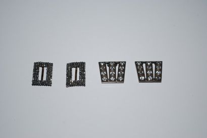 null Ensemble de quatre boucles de ceinture en métal ornées de brillants. H.3,5 cm...