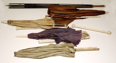null Ensemble d'ombrelles en soie et à pommeau en ivoire. Fin XIXe siècle.