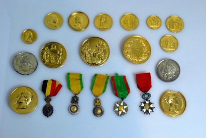 null Ensemble de médailles diverses dont quatre médailles militaires.