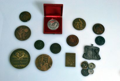 null Important ensemble de pièces en argent et bronze et divers. 


Divers époques...
