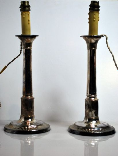 null Paire de bougeoirs en métal argenté montés en lampe.


Travail anglais du XIXème...