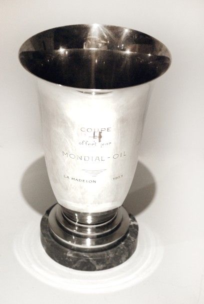 null Coupe en métal argenté "Offert par Mondial Oil" 1955


Dim. 27 x 16,5 cm