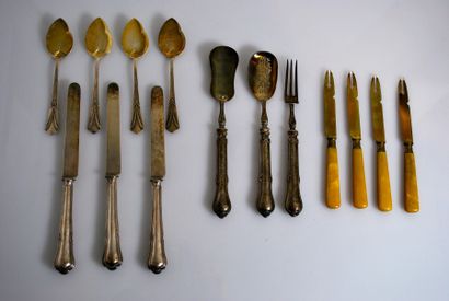 null Ensemble de ménagères : 


- une série de 12 couteaux à melon, 


- des couverts...