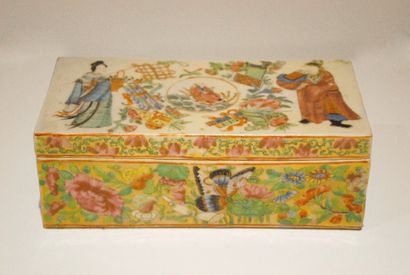 null Boîte rectangulaire en porcelaine de Canton à décor polychrome. Travail asiatique....