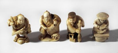 null Ensemble de quatre netsukés en ivoire sculpté. Japon fin XIXe. Dim.: 4,5 à 6...