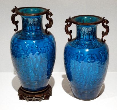 null Paire de vases en porcelaine émaillée turquoise. Monture en bronze. (Manque...