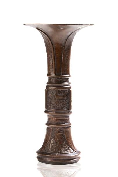 null CHINE


Vase d'Autel en bronze à patine brune de forme cornet décoré en léger...