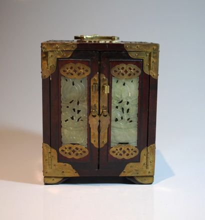 null Petit cabinet à plaque en jadéite sculpté et bronze doré. Il s'ouvre par deux...
