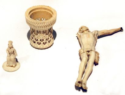 null Christ et statuette en ivoire. H.: 14 et 4 cm (accidents).