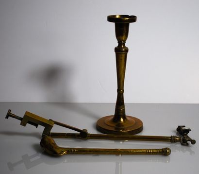 null Un instrument scientifique, une pipe et un bougeoir. L'ensemble en bronze.


XIXe...