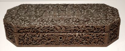 null Boîte en bois finement sculpté. 


Travail indochinois de la fin du XIXe siècle.


L.30...