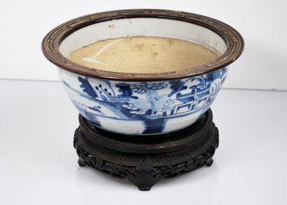 null CHINE.


Pot circulaire en porcelaine à décor bleu et blanc.


Diam: 25,5 c...
