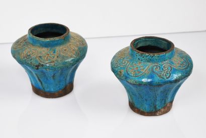 null Paire de petits vases en terre cuite à décor floral de teinte turquoise.


H....