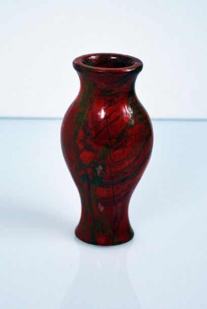 null Petit vase en pierre dure rouge vernis.


H. 13 cm