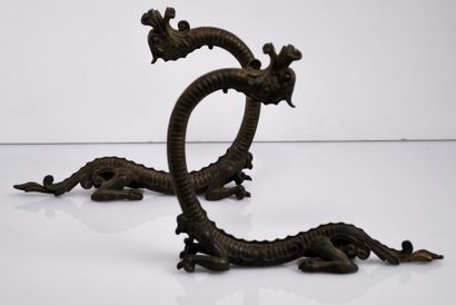 null Deux dragons en bronze dont le haut du corps est renversé vers l'arrière.


H....