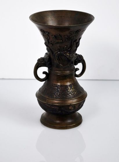 null Vase en bronze à col ouvrant, à décor de flore et de faune, les anses sont en...