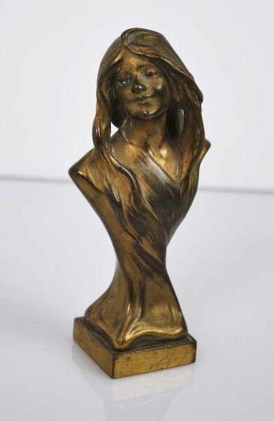 GRULER GRULER.


Marianne en buste en bronze doré (usure). Signé.


H. 14 cm