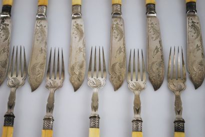 null Ensemble de couverts en métal argenté manche en ivoire comportant douze couteaux...